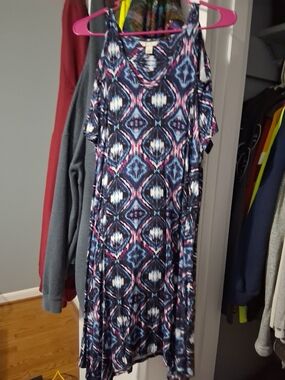 Cold-Shoulder Maxi Dress in Navy and Pink Geometric Print